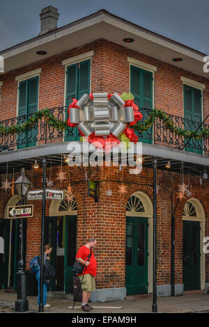 Business Corner avec balcon et des décorations de Noël à Saint Ann et Bourbon Street dans le quartier français, New Orleans, LA Banque D'Images