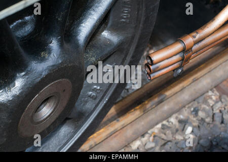 La roue avant d'une locomotive à vapeur sur le chemin de fer de la vallée de Keighley & Worth. Banque D'Images