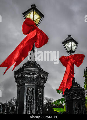 Arcs rouges géantes sont liées autour de la lampe posts à l'entrée de Jackson Square dans le quartier français de New Orleans, LA Banque D'Images