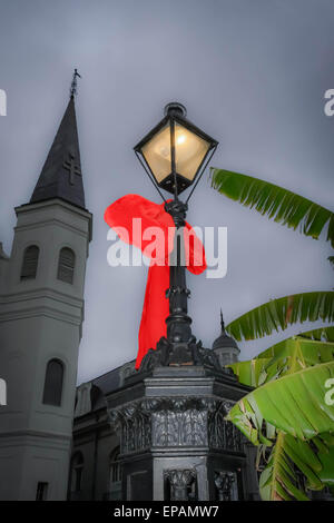 Big Red bows se suspendre à la lampe posts près de Cathédrale St Louis, Jackson Square dans le quartier français de New Orleans, LA Banque D'Images