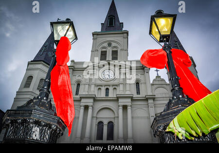 Big Red bows se suspendre à la lampe posts près de Cathédrale St Louis, Jackson Square dans le quartier français de New Orleans, LA Banque D'Images