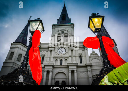 Big Red bows se suspendre à la lampe posts près de Cathédrale St Louis, Jackson Square dans le quartier français de New Orleans, LA Banque D'Images