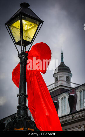 Big Red bows se suspendre à la lampe posts près de Louisiana State Museum, Jackson Square dans le quartier français de New Orleans, LA Banque D'Images