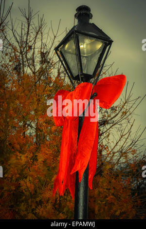 Arcs rouges géantes sont liées autour de la lampe posts à l'entrée de Jackson Square dans le quartier français de New Orleans, LA Banque D'Images