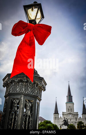 Arcs rouges géantes sont liées autour de la lampe posts à l'entrée de Jackson Square dans le quartier français de New Orleans, LA Banque D'Images