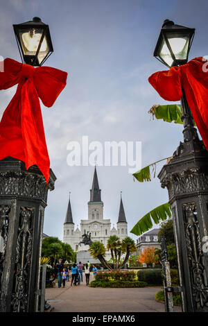 Arcs rouges géantes sont liées autour de la lampe posts à l'entrée de Jackson Square dans le quartier français de New Orleans, LA Banque D'Images