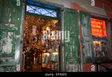 Entrée de magasin wacky Révérend Zombies' House de Voodoo sur Bourbon Street, quartier français, New Orleans, LA Banque D'Images