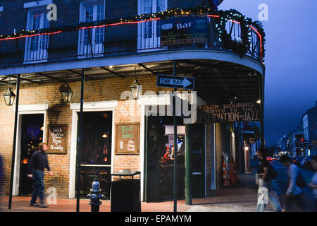 Une photo de nuit de la préservation Jazz Hall lieu d'exposition à Saint Peters Street dans le quartier français, New Orleans, LA Banque D'Images