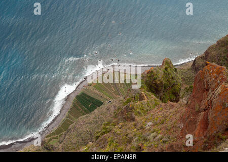 Voir à tout droit jusqu'à l'océan du point de vue en haut de la falaise de Cabo Girão, Madère, Europe Banque D'Images