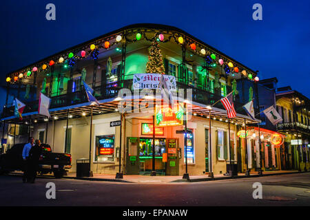 Image de nuit, Bar Tropical Isle Bourbon Street, accueil de la Grenade à main, qui aurait été le plus puissant cocktail à La Nouvelle-Orléans Banque D'Images
