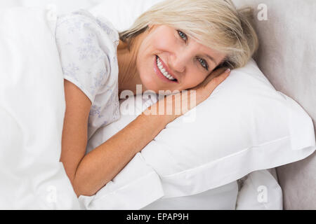 Portrait of a young woman resting in bed Banque D'Images