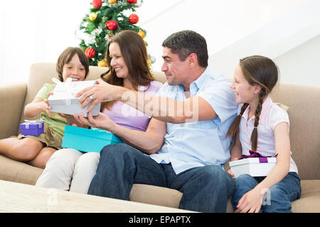 L'échange de cadeaux de Noël en famille Banque D'Images