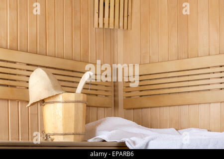 Sauna traditionnel en bois pour la détente avec seau d'eau et un ensemble de serviettes propres Banque D'Images