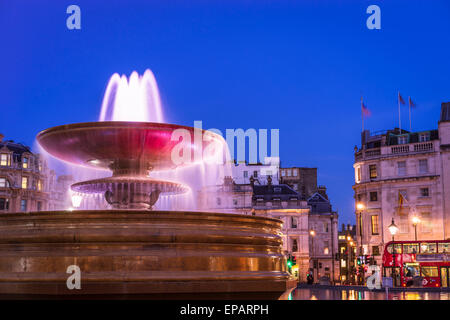 Une fontaine à Trafalgar Square, Londres, prises au printemps. Banque D'Images
