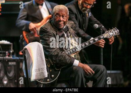 Photos de fichier : le musicien de blues B.B. KING (16 septembre 1925 - 14 mai 2015) dont le soleil brûlant et guitare chant sincère fait de lui l'idole de plusieurs générations de musiciens et de fans alors que ce qui lui a valu le surnom de "Roi du Blues", est décédé dans son sommeil à la maison à Las Vegas à l'âge de 89 ans. Photo:le 21 avril 2013 - Durham, Caroline du Nord, États-Unis - guitariste chanteur de blues BB King sur sa tournée 2013. © Andy Martin Jr./ZUMAPRESS.com/Alamy Live News Banque D'Images