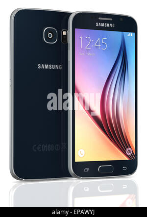 Saphir noir Samsung Galaxy S6 sur fond blanc Banque D'Images