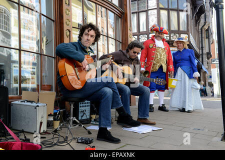 Festival de musique de Dartmouth England Uk 15 mai 2015. Les rues de Dartmouth dans le Devon sont vivants avec la musique ce week-end lorsque des centaines de musiciens prennent part à la journée annuelle de 3 festival de musique. Crédit : David Bagnall/Alamy Live News Banque D'Images