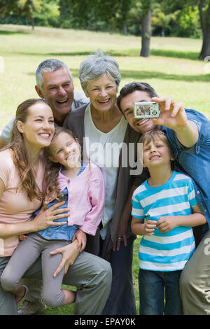 Man taking photo de famille élargie du park Banque D'Images