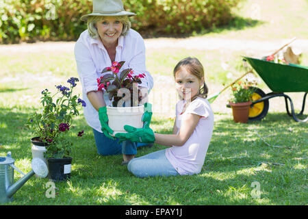 Grand-mère et petite-fille engaged in gardening Banque D'Images