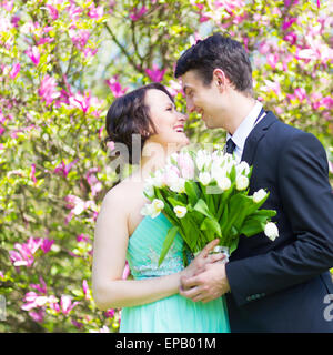 Mariée et le marié. Portrait d'un couple de mariage d'amour. Magnolia en arrière-plan. Banque D'Images