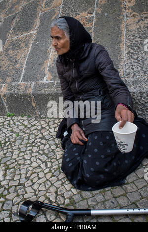 Femme mendiant pour de l'argent dans les rues de Lisbonne, Portugal Banque D'Images