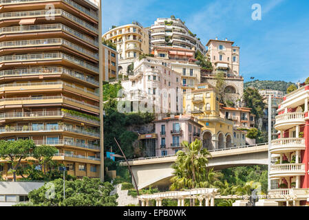 Appartements de luxe construit sur le côté de la falaise dans le paradis fiscal de Monaco Banque D'Images