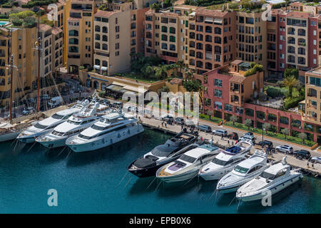 Luxury yachts amarrés dans le Port de Fontvieille à Monaco lors d'une journée ensoleillée Banque D'Images