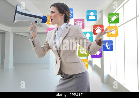 Composite image of businesswoman brun élégant criant dans un mégaphone Banque D'Images