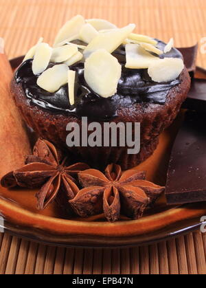 Des délicieux muffins au chocolat frais cuit avec des amandes tranchées, morceaux de chocolat, l'anis étoilé Banque D'Images