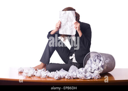 Femme avec beaucoup de papier rebut Banque D'Images