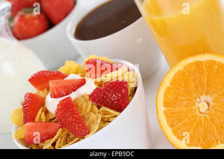 Gesundes Frühstück mit Früchte muesli, Orangen, Saft und Milch Banque D'Images