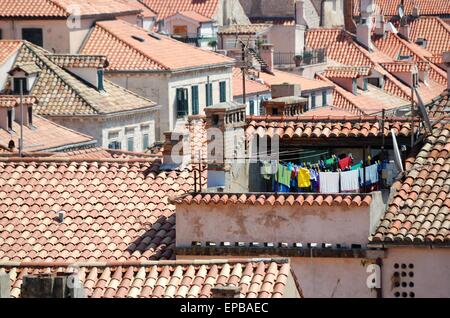 Blanchisserie suspendue pour sécher sur une ligne de lavage parmi les toits de la vieille ville de Dubrovnik, Croatie Banque D'Images