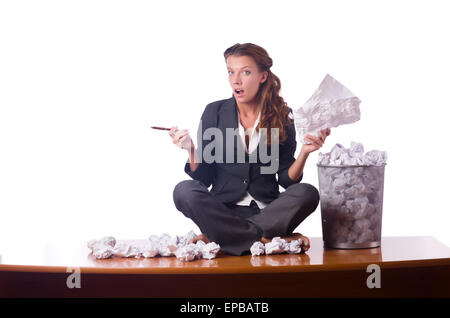 Femme avec beaucoup de papier rebut Banque D'Images