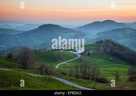 Matin de printemps dans les montagnes du Jura Suisse près de Läufelfingen, canton Bâle-Campagne. Banque D'Images