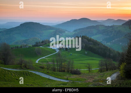 Matin de printemps dans les montagnes du Jura Suisse près de Läufelfingen, canton Bâle-Campagne. Banque D'Images