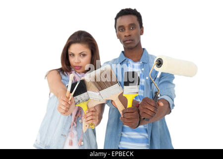 Portrait d'un couple sérieux avec les outils de peinture Banque D'Images