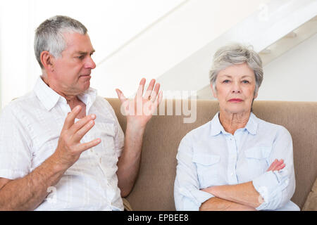 Senior couple sitting on couch having an argument Banque D'Images