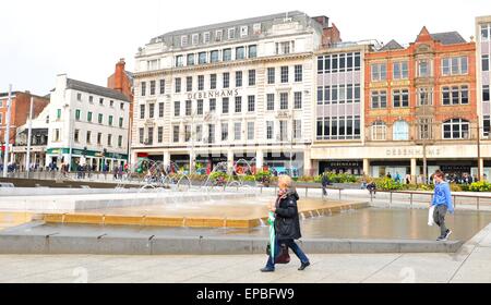 NOTTINGHAM, UK - 1 avril 2015 : Les piétons passent par bien et Bio boutique dans l'ancienne place du marché de Nottingham. Banque D'Images