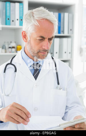 Médecin de rapports dans le bureau médical Banque D'Images