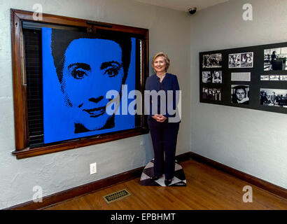 Fayetteville, Arkansas, USA. 15 mai, 2015. La chambre qu'à l'avenir, le président Bill Clinton a acheté pour 17 500 dollars en 1975 comme un encouragement pour sa petite amie Hillary à accepter sa proposition de mariage, est maintenant connu sous le nom de Clinton House Museum. L'accueil, une chambre à coucher, 1 650 pieds carrés bungalow néo-Tudor construit en 1931, a été le site de la Mariage de Clinton le 11 octobre 1975. C'est la seule maison qu'ils possédaient avant d'entrer dans l'état et la politique nationale. Crédit : Brian Cahn/ZUMA/Alamy Fil Live News Banque D'Images