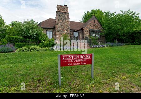 Fayetteville, Arkansas, USA. 15 mai, 2015. La chambre qu'à l'avenir, le président Bill Clinton a acheté pour 17 500 dollars en 1975 comme un encouragement pour sa petite amie Hillary à accepter sa proposition de mariage, est maintenant connu sous le nom de Clinton House Museum. L'accueil, une chambre à coucher, 1 650 pieds carrés bungalow néo-Tudor construit en 1931, a été le site de la Mariage de Clinton le 11 octobre 1975. C'est la seule maison qu'ils possédaient avant d'entrer dans l'état et la politique nationale. Crédit : Brian Cahn/ZUMA/Alamy Fil Live News Banque D'Images