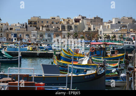 Luzzu maltais traditionnel dans le port de Marsaxlokk Banque D'Images