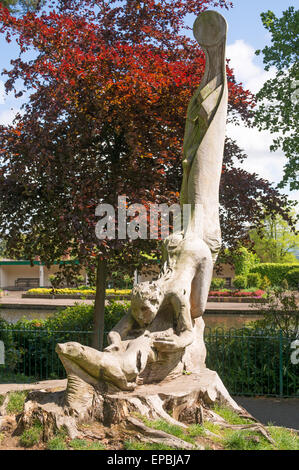 La sculpture sur bois par le sculpteur Tom Harvey à Priory Park, Great Malvern, Worcestershire, Angleterre, RU Banque D'Images