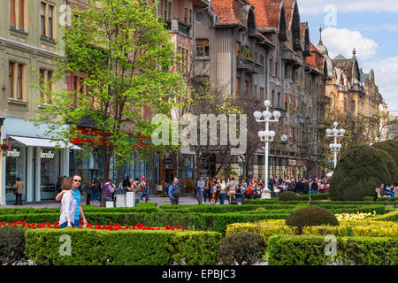 Les piétons à pied à travers les jardins de la place de la victoire ou de la Piata Victoriei à Timisoara Roumanie Banque D'Images