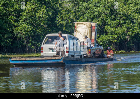 Ferry entre Monterrico et La Avellana Guatemala via le canal de Chiquimulilla à travers la mangrove Banque D'Images