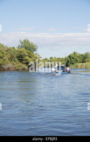 Ferry entre Monterrico et La Avellana Guatemala via le canal de Chiquimulilla à travers la mangrove Banque D'Images