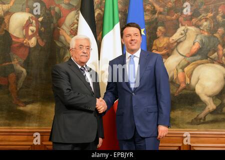 Rome, Italie. 15 mai, 2015. Le président palestinien Mahmoud Abbas (L), serre la main du Premier Ministre Italien Matteo Renzi au Palais Chigi à Rome, Italie, le 15 mai 2015. Abbas est arrivé à Rome pour une visite de trois jours en Italie et au Vatican. Credit : Piscine/Xinhua/Alamy Live News Banque D'Images