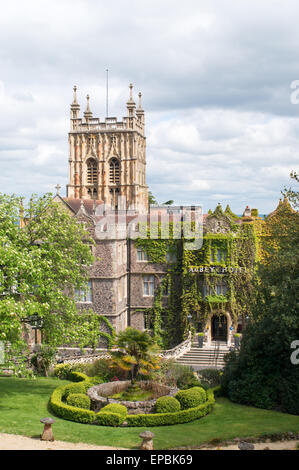 Le Malvern Priory tower et l'Abbey Hotel, Great Malvern, Worcestershire, Angleterre, RU Banque D'Images