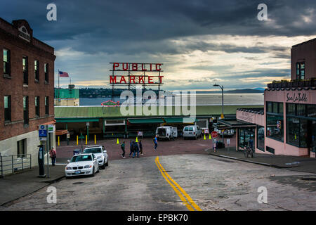 Avis de Pike Place Market, à Seattle, Washington. Banque D'Images