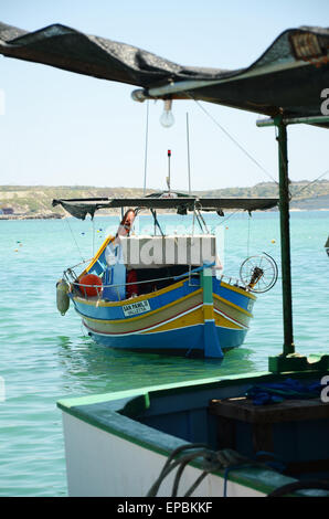 Luzzu maltais traditionnel dans le port de Marsaxlokk Banque D'Images